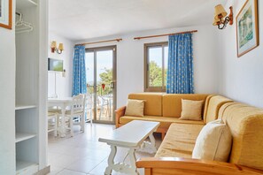 1 habitación, escritorio y tabla de planchar con plancha 