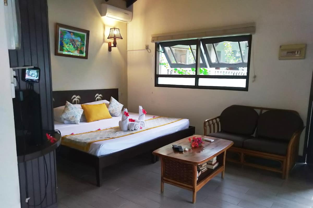 In-room safe, free WiFi, bed sheets