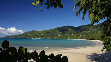 Una spiaggia nelle vicinanze, sabbia bianca