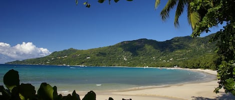 Playa en los alrededores y playa de arena blanca