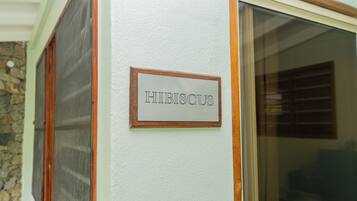 Una señal con el nombre 'HIBISCUS' en una pared.