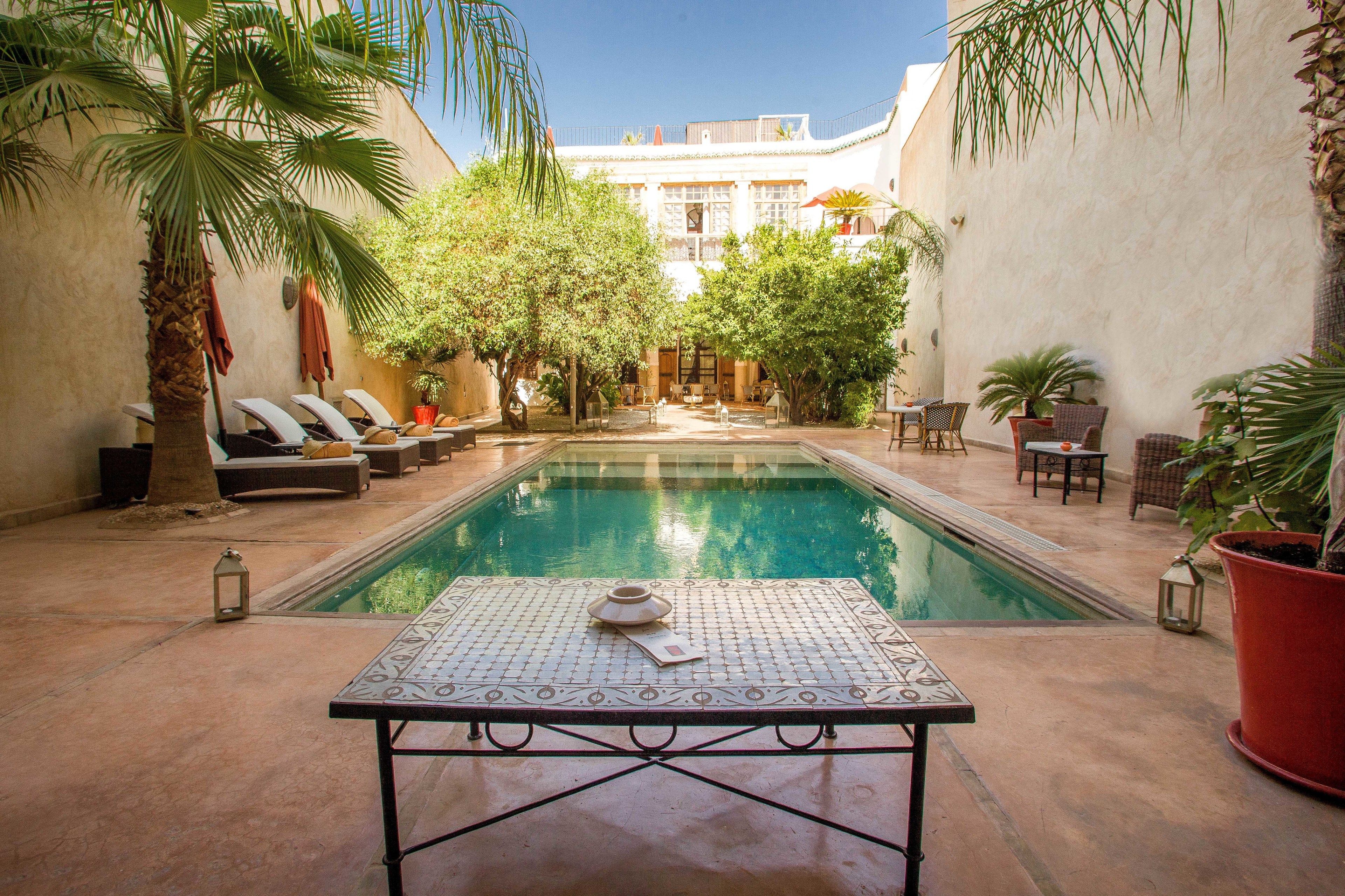 Piscine extérieure, parasols de plage, chaises longues