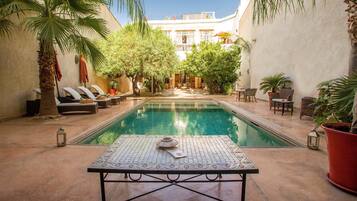 Piscine extérieure, parasols de plage, chaises longues
