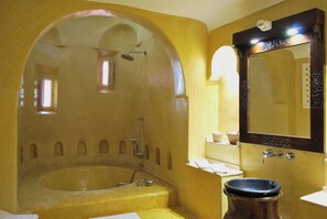 Bañera, secador de pelo, toallas