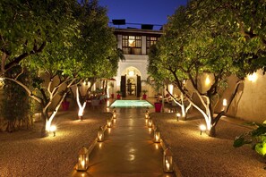 室外游泳池，08:00 至 21:00 开放，池畔遮阳伞，日光浴躺椅