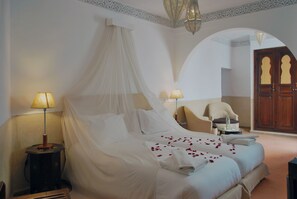 华丽双人房 | 客房内保险箱、办公桌、隔音、免费 WiFi