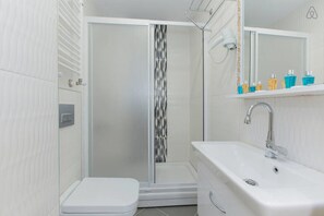 Shower, free toiletries, hair dryer, towels - Taximum Suites (Istanbul)