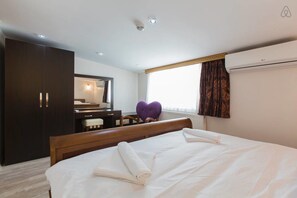 Premium bedding, desk, soundproofing, iron/ironing board - Taximum Suites (Istanbul)