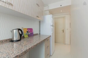 Full-sized fridge, microwave, stovetop, coffee/tea maker - Taximum Suites (Istanbul)