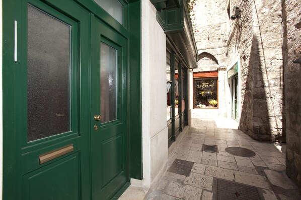 Majoituspaikan sisäänkäynti