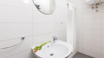 Comfort Double Room, Balcony | Bathroom | Shower, free toiletries, hair dryer, towels