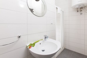 Comfort Double Room, Balcony | Bathroom | Shower, free toiletries, hair dryer, towels - Prior Suites Split (Split)