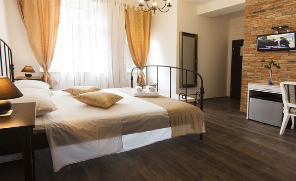 Classic Double Room, Balcony | Premium bedding, in-room safe, desk, soundproofing - Prior Suites Split (Split)