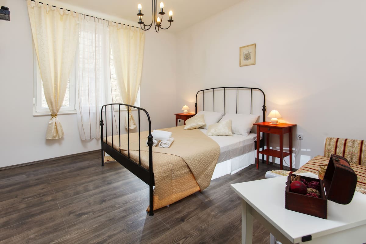 Habitación doble clásica | Ropa de cama de alta calidad y caja de seguridad en la habitación