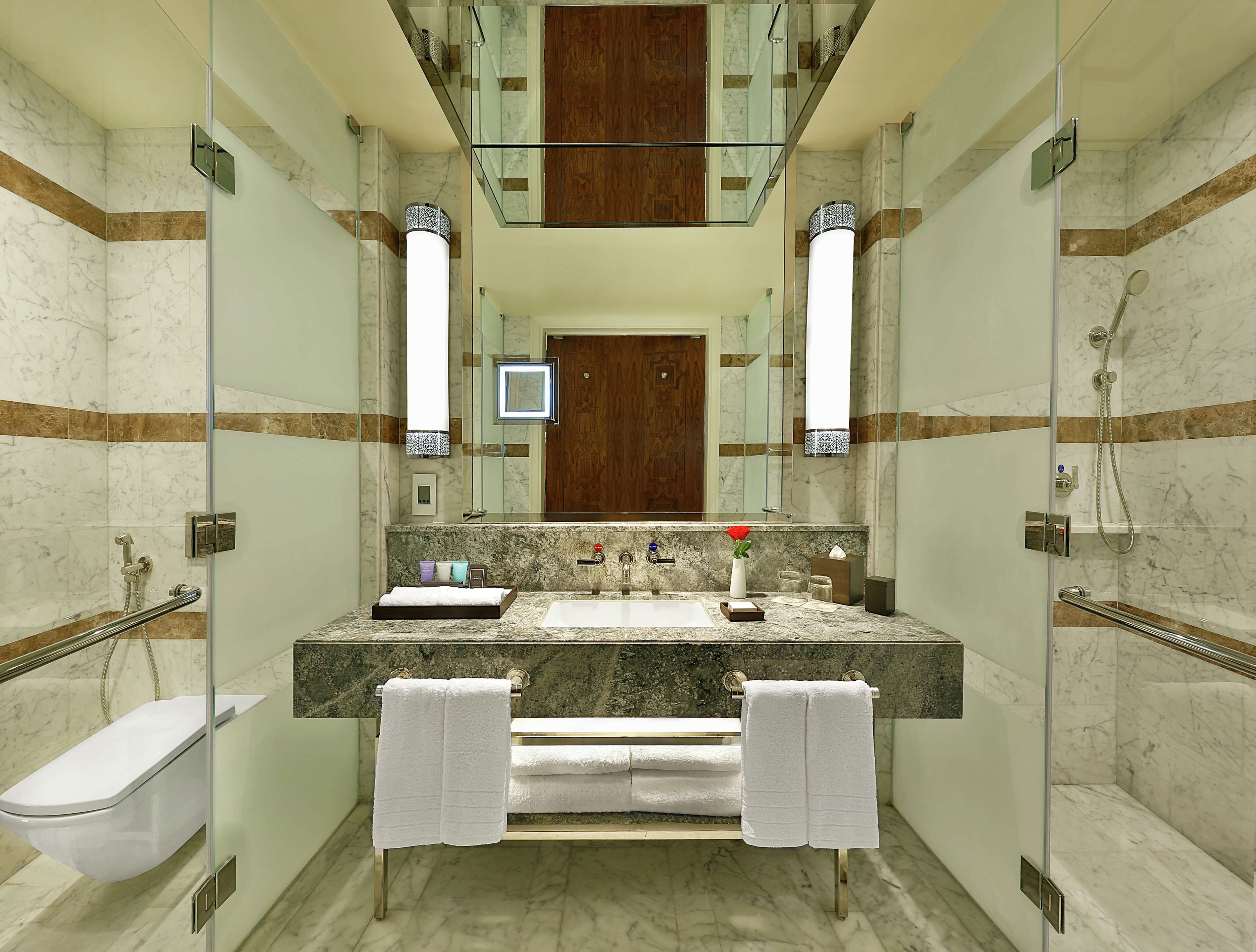 separate bathtub and shower, hydromassage showerhead, free toiletries