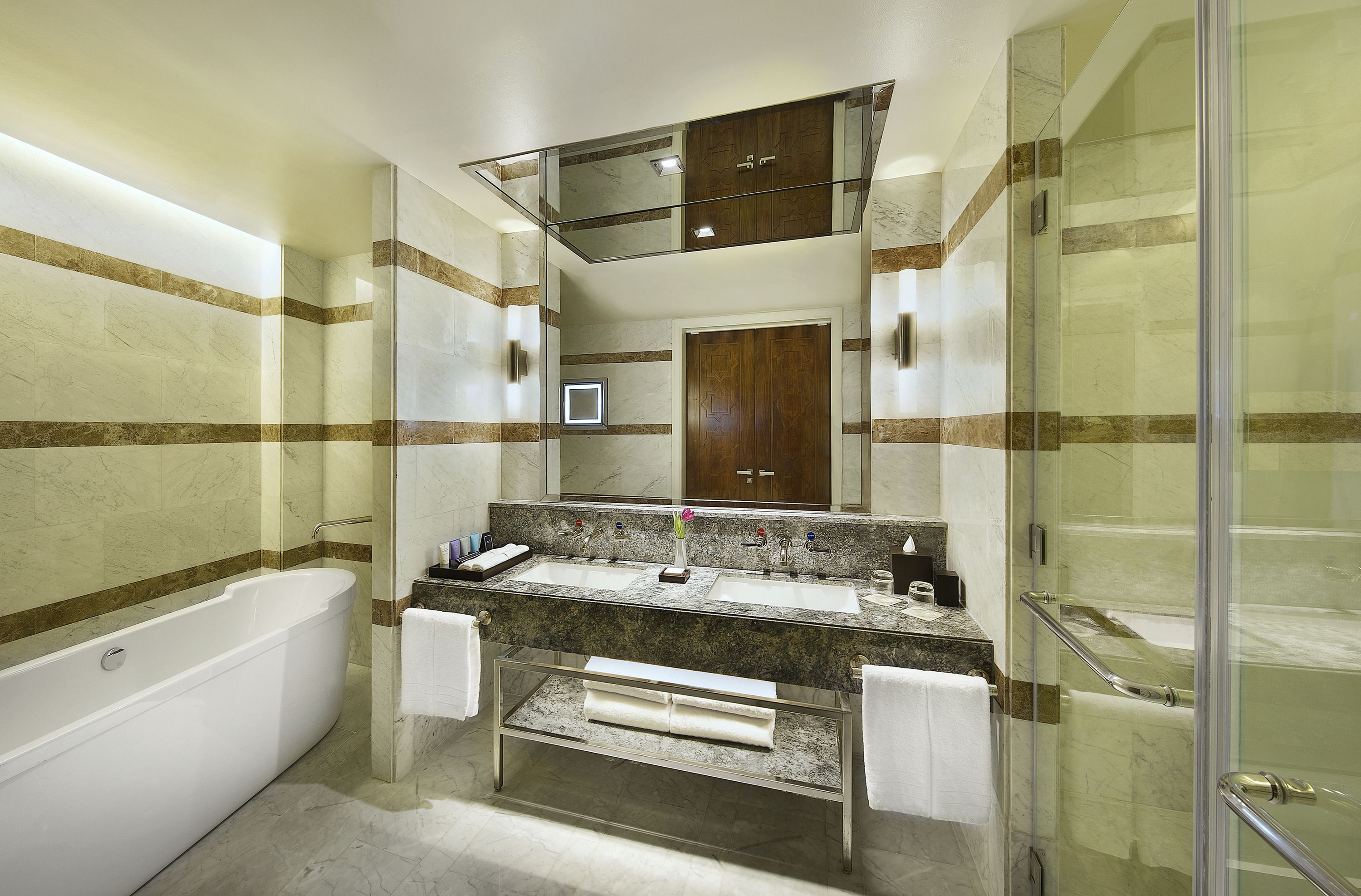 separate bathtub and shower, hydromassage showerhead, free toiletries