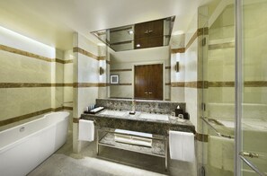 Separate tub and shower, hydromassage showerhead, free toiletries