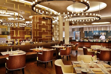 4 restaurantes; se sirve cocina internacional