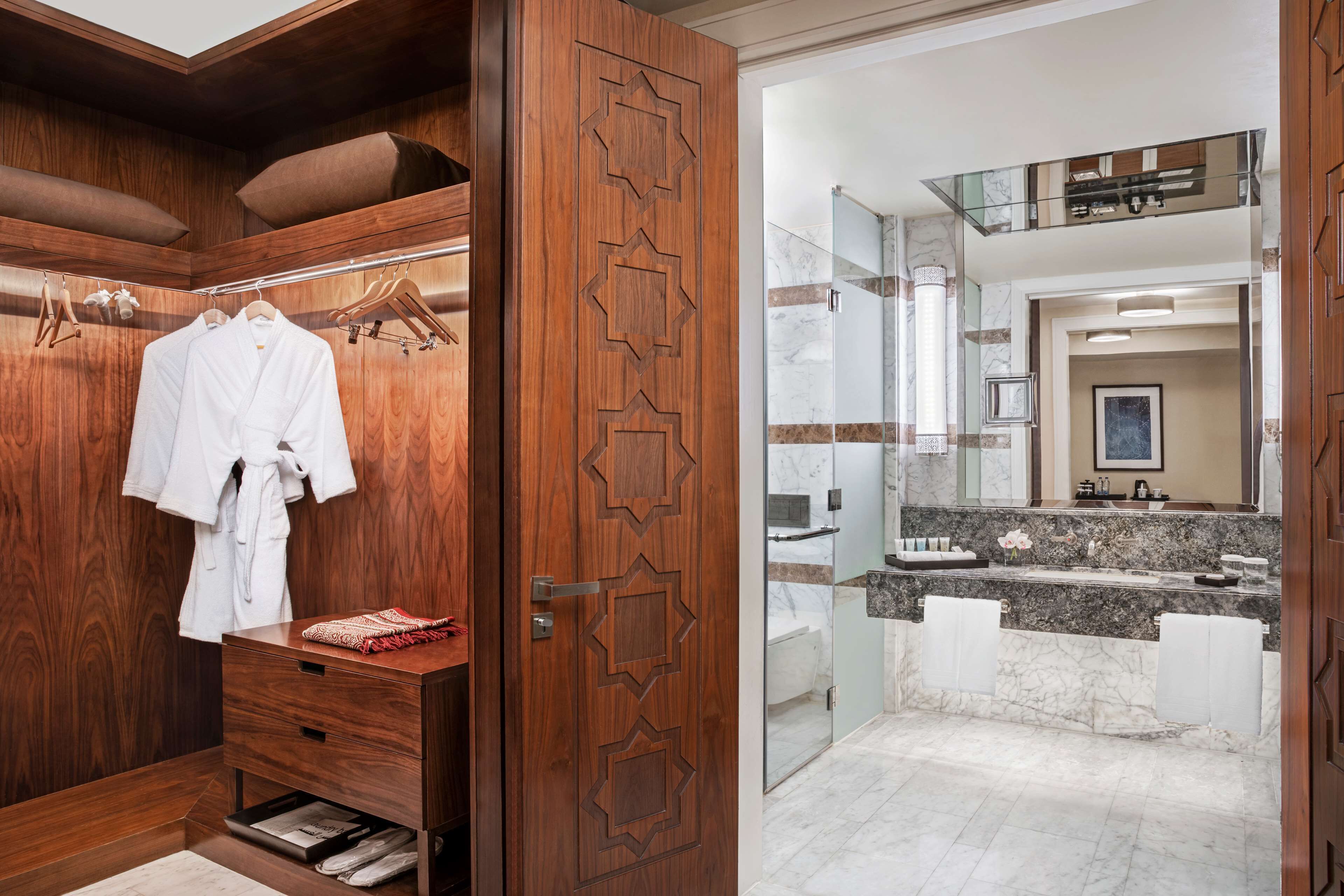 separate bathtub and shower, hydromassage showerhead, free toiletries