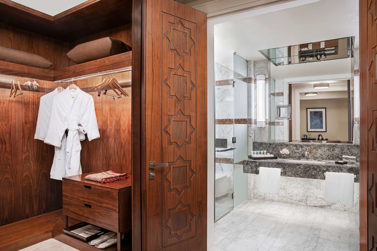 separate bathtub and shower, hydromassage showerhead, free toiletries