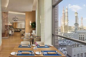4 restaurants, international cuisine - Conrad Jabal Omar Makkah (Makkah)