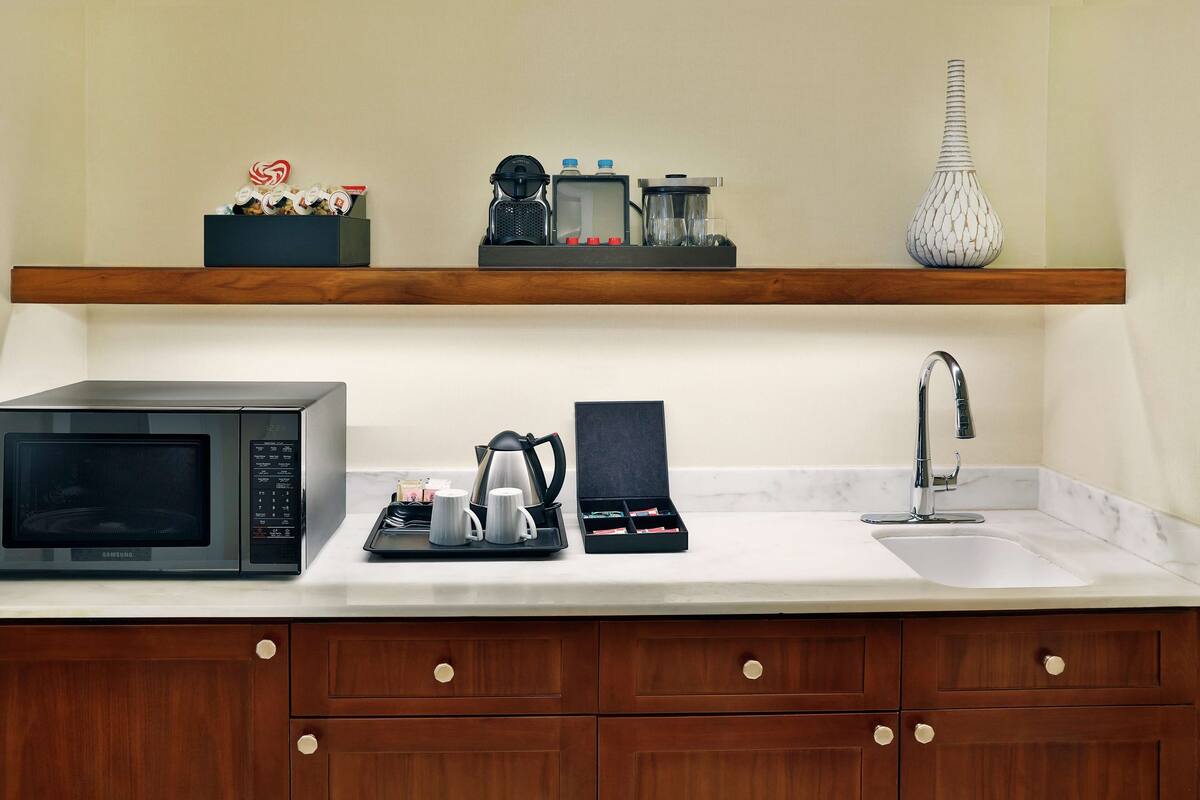 royal suite, smoking (partial kaaba view) | premium bedding, minibar, in-room safe, desk