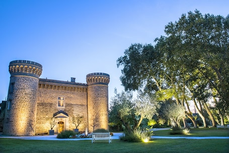 Fachada da propriedade Ć noite