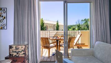 Junior-Suite | Minibar, Zimmersafe, schallisolierte Zimmer, kostenloses WLAN