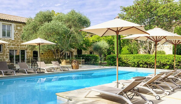 Seasonal outdoor pool - Chateau De Massillan (Uchaux)