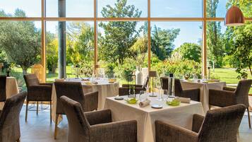 2 restaurants, serveren lunch, diner, Franse gerechten
