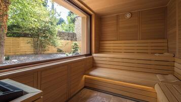 Un sauna avec des bancs en bois, une fenêtre et une horloge fixée au mur.