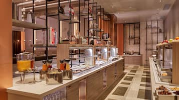 Desayuno buffet (EUR 23 por persona)