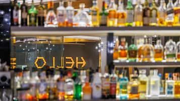 Zona de bar con estantes llenos de botellas de licores.