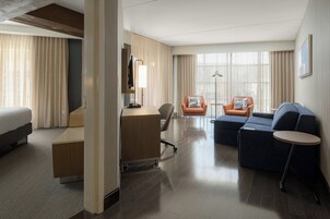 Caja fuerte, escritorio, tabla de planchar con plancha y cunas gratuitas