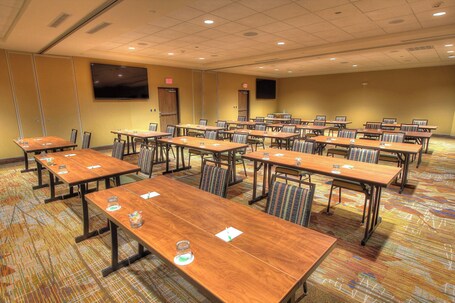 Courtyard by Marriott Gatlinburg Downtown - Image 17