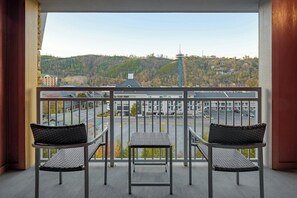 In-room safe, desk, iron/ironing board, free cribs/infant beds - Courtyard by Marriott Gatlinburg Downtown (Gatlinburg)
