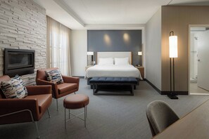 Kamer, 1 kingsize bed met slaapbank, balkon | Een kluis op de kamer, een bureau, een strijkplank/strijkijzer