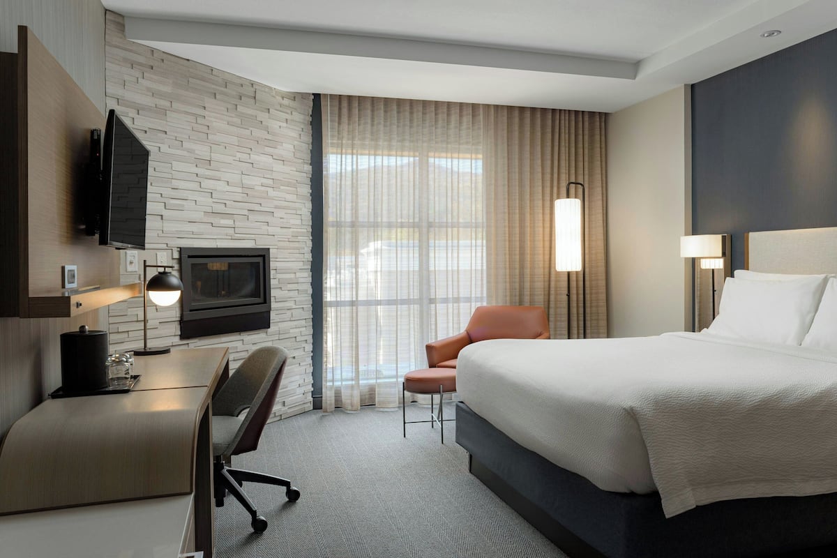 Room, 1 King Bed with Sofa bed, Accessible Bathtub (High Floor) | In-room safe, desk, iron/ironing board, free cribs/infant beds