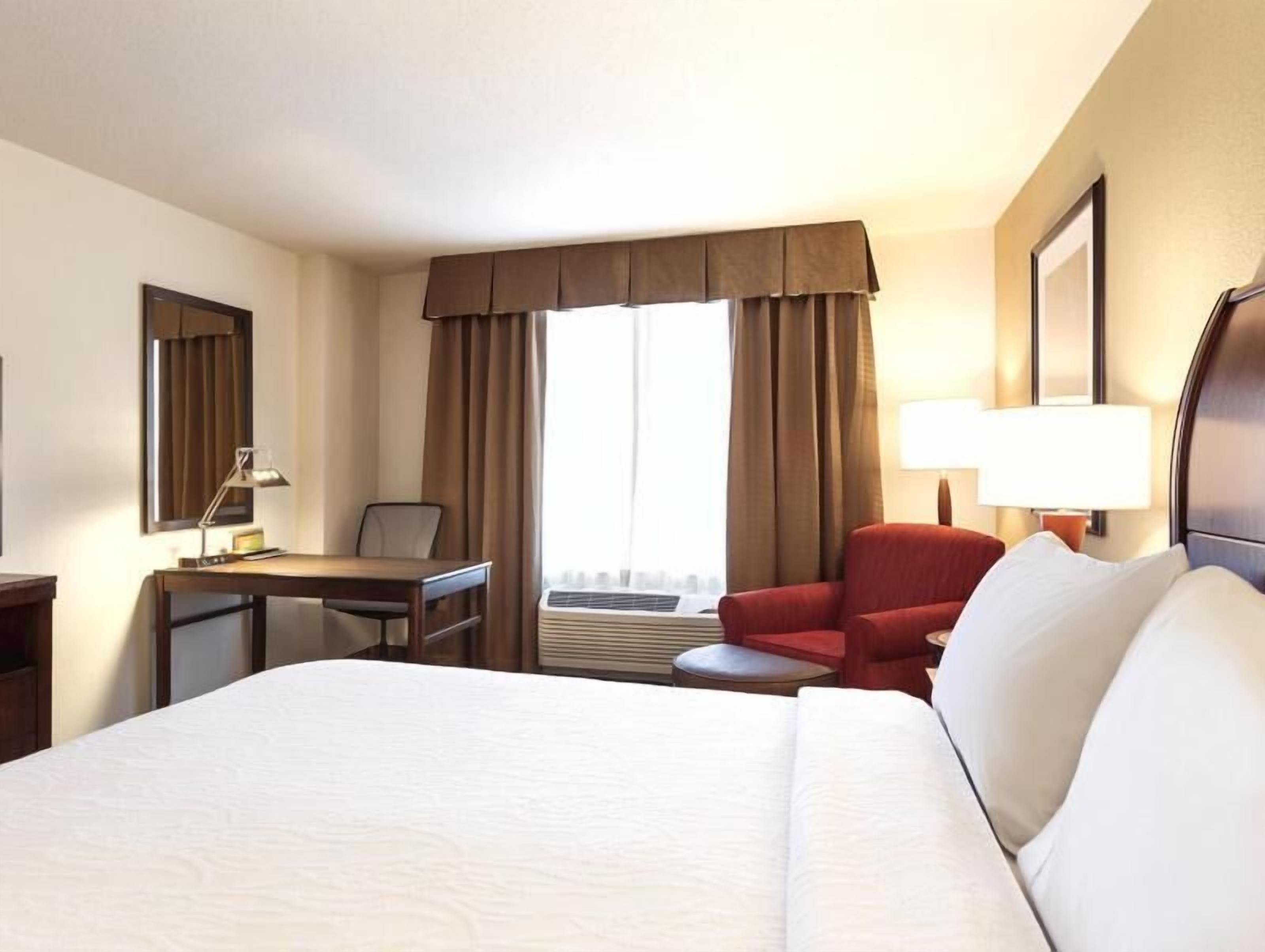 Een kluis op de kamer, individueel gemeubileerd, een bureau