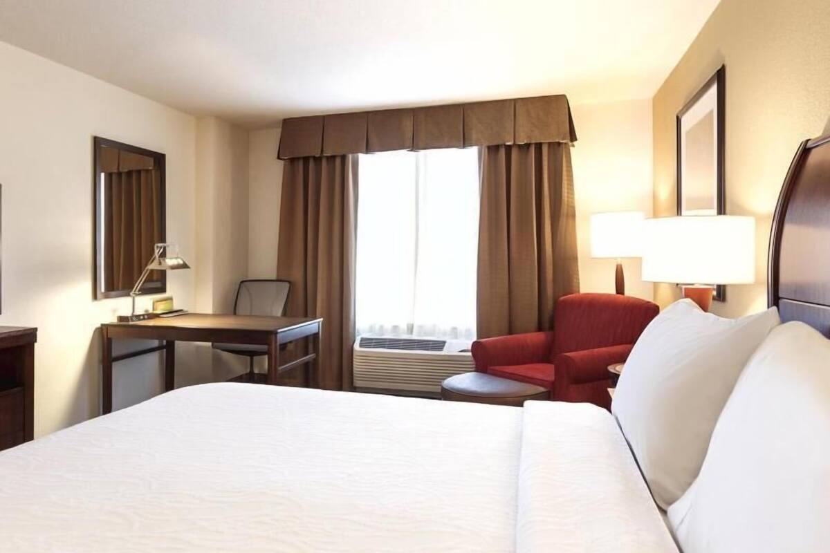 Caja de seguridad en la habitación, muebles diferentes y escritorio