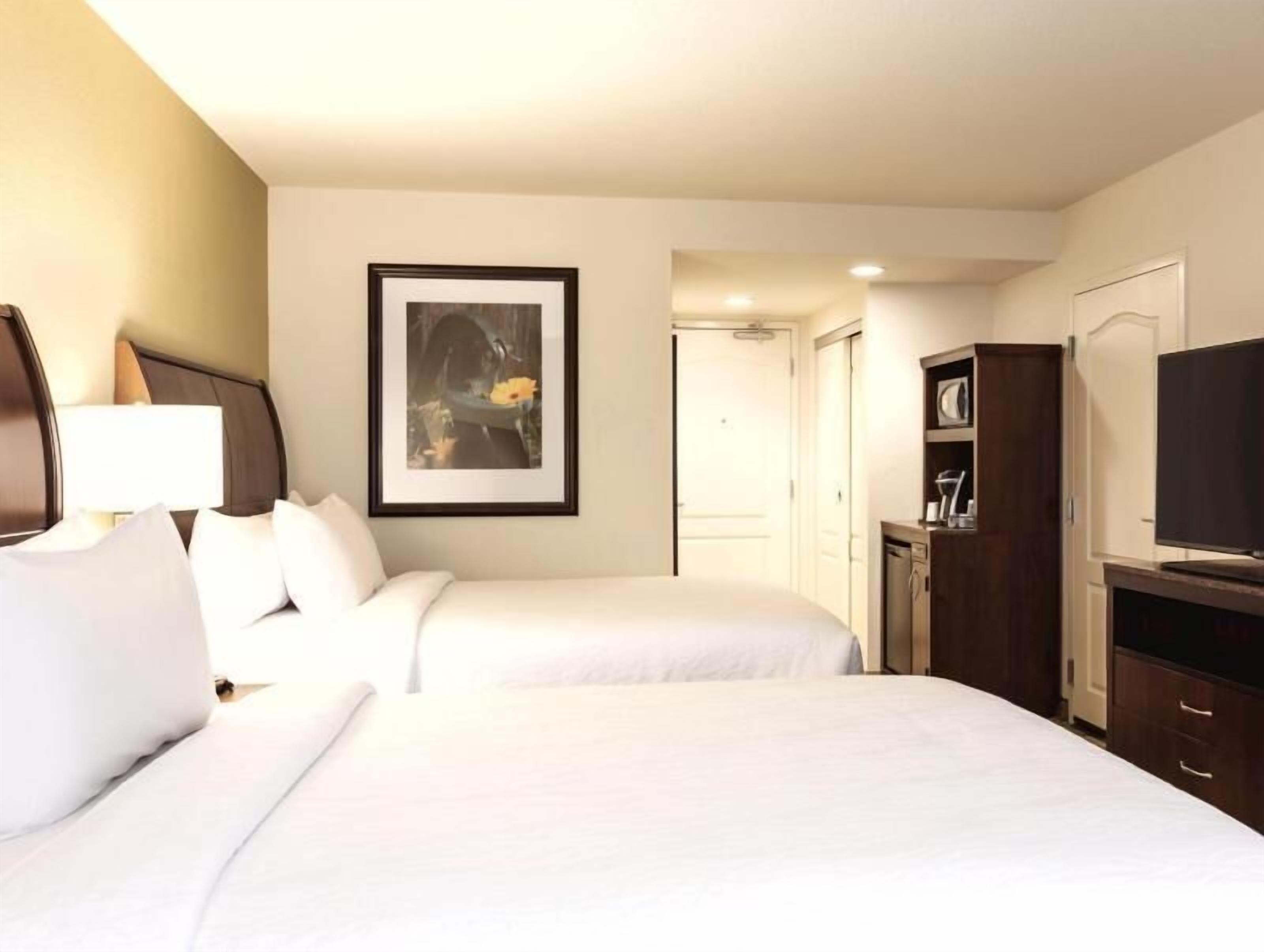 Een kluis op de kamer, individueel gemeubileerd, een bureau