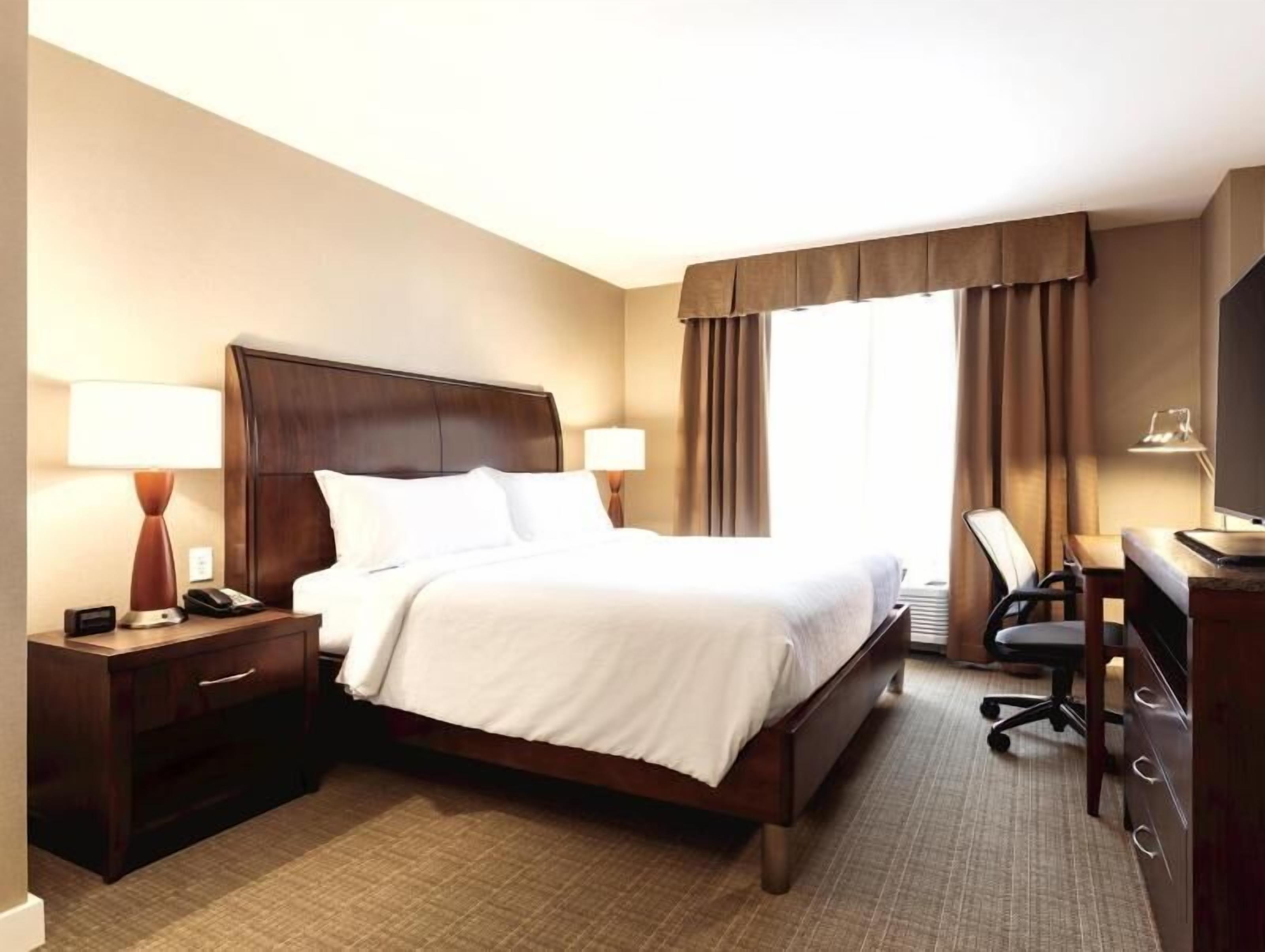 Een kluis op de kamer, individueel gemeubileerd, een bureau