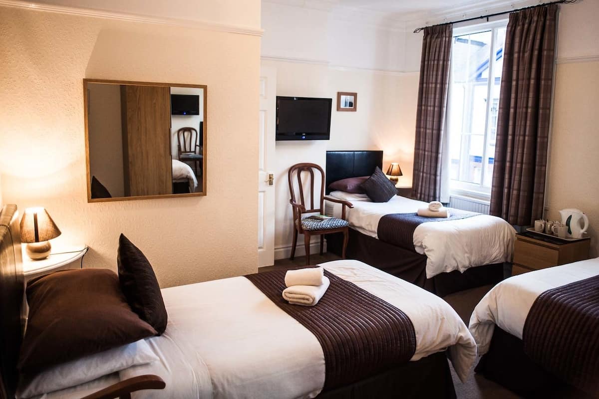 Familiekamer, en-suite badkamer (Room 7) | Een strijkplank/strijkijzer, beddengoed