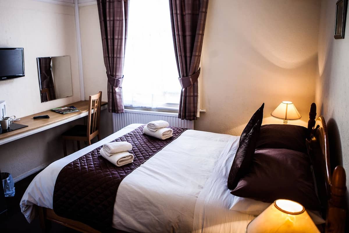 Tweepersoonskamer, en-suite badkamer (Room 1) | Een strijkplank/strijkijzer, beddengoed