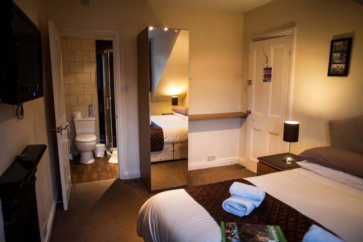 Tweepersoonskamer, en-suite badkamer (Room 8) | Een strijkplank/strijkijzer, beddengoed