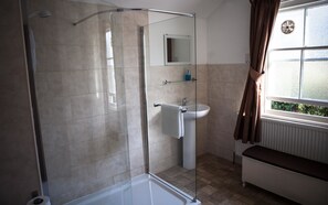 Pancuran mandi, kelengkapan dandanan diri percuma, pengering rambut 