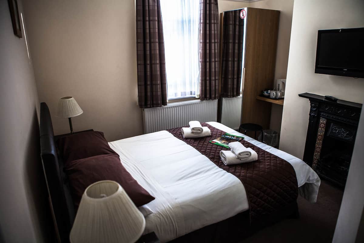 Tweepersoonskamer, en-suite badkamer (Room 6) | Een strijkplank/strijkijzer, beddengoed