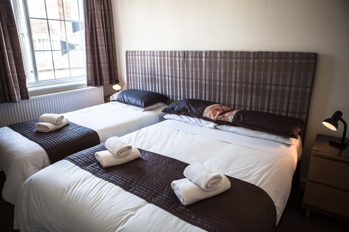 Værelse til 3 personer - eget badeværelse (Room 9) | Strygejern/strygebræt, sengetøj