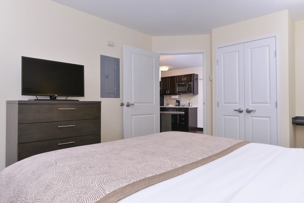 suite, 1 bedroom | in-room safe, desk, blackout curtains, iron/ironing board