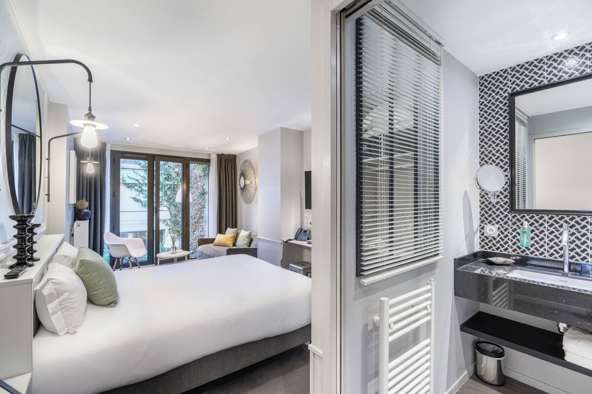 junior suite, 1 king bed with sofa bed | premium bedding, in-room safe, desk, soundproofing